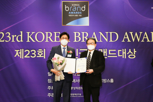 16일 열린 제23회 대한민국브랜드대상 시상식 현장.  매일헬스뉴트리션 김송수 마케팅 유닛장(왼쪽)과 산업정책연구원 조동성 이사장(오른쪽). <매일유업 제공>